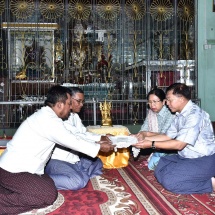 တပ်မတော်ကာကွယ်ရေးဦးစီးချုပ် ဗိုလ်ချုပ်မှူးကြီး မင်းအောင်လှိုင် ပြည်မြို့၊ ဧရာဝတီမြစ် အနောက်ဘက်ကမ်းရှိ ရွှေဘုံသာမုနိစေတီတော်မြတ်ကြီးအား သွားရောက်ဖူးမြော်ကြည်ညို