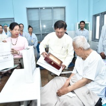Senior General Min Aung Hlaing  comforts Pa-O ethnic leader U Aung Hkam Hti receiving medical treatment at military hospital