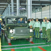 Senior General Min Aung Hlaing inspects manufacturing of vehicles, machine parts at Tatmadaw Heavy Industry in Htonbo