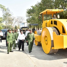 တပ်မတော်ကာကွယ်ရေးဦးစီးချုပ် ဗိုလ်ချုပ်မှူးကြီး မင်းအောင်လှိုင် အမှတ်(၁၇)အကြီးစားစက်ရုံ(မလွန်)သို့ သွားရောက်ကြည့်ရှု