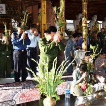 တပ်မတော်ကာကွယ်ရေးဦးစီးချုပ် ဗိုလ်ချုပ်မှူးကြီး မင်းအောင်လှိုင် ရှေးဟောင်းသမိုင်းဝင် ရွှေနတ်တောင်စေတီတော်မြတ်ကြီးအား သွားရောက်ဖူးမြော်ကြည်ညို