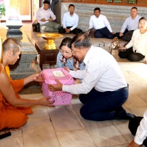 တပ်မတော်ကာကွယ်ရေးဦးစီးချုပ် ဗိုလ်ချုပ်မှူးကြီး မင်းအောင်လှိုင် ဦးဆောင်သည့် မြန်မာ့တပ်မတော်ချစ်ကြည်ရေးကိုယ်စားလှယ်အဖွဲ့ Udon Thani ခရိုင်ရှိ Wat Bodhisomphon ဘုရားကျောင်းသို့သွားရောက်ဖူးမြော်ကြည်ညို၊ ထိုင်းဘုရင့် တပ်မတော်ကာကွယ်ရေးဦးစီးချုပ်က အလုပ်သဘော တည်ခင်းဧည့်ခံသည့်ဂုဏ်ပြု ညစာစားပွဲ အခမ်းအနားသို့တက်ရောက်