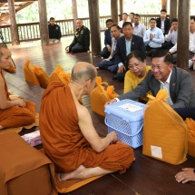 Senior General Min Aung Hlaing and Myanmar Tatmadaw goodwill delegation pay respects to Abbot Monk of Wat Pa Baan Tat Temple in Udon Thani Province, visit Thai-Lao Friendship Bridge