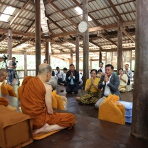 တပ်မတော်ကာကွယ်ရေးဦးစီးချုပ် ဗိုလ်ချုပ်မှူးကြီး မင်းအောင်လှိုင် ဦးဆောင်သည့် မြန်မာ့တပ်မတော်ချစ်ကြည်ရေးကိုယ်စားလှယ်အဖွဲ့ Udon Thani ခရိုင်ရှိ Wat Pa Baan Tat ဘုရားကျောင်း ကျောင်းထိုင်ဆရာတော်အားဖူးမြော်ကြည်ညို၊ ထိုင်း- လာအိုချစ်ကြည်ရေး တံတားသို့ သွားရောက်ကြည့်ရှုလေ့လာ