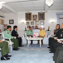 တပ်မတော်ကာကွယ်ရေးဦးစီးချုပ် ဗိုလ်ချုပ်မှူးကြီး မင်းအောင်လှိုင် ထိုင်းဘုရင့်အတိုင်ပင်ခံကောင်စီ ဥက္ကဋ္ဌဖြစ်သူ General Prem Tinsulanonda နှင့်တွေ့ဆုံ