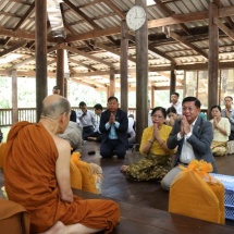 တပ်မတော်ကာကွယ်ရေးဦးစီးချုပ် ဗိုလ်ချုပ်မှူးကြီး မင်းအောင်လှိုင် ဦးဆောင်သည့် မြန်မာ့တပ်မတော် ချစ်ကြည်ရေးကိုယ်စားလှယ်အဖွဲ့ UdonThani ခရိုင်ရှိ Wat Pa Baan Tat ဘုရားကျောင်း ကျောင်းထိုင်ဆရာတော်အားဖူးမြော်ကြည်ညို၊ ထိုင်း-လာအိုချစ်ကြည်ရေးတံတားသို့ သွားရောက်ကြည့်ရှုလေ့လာ(ရုပ်သံသတင်း)