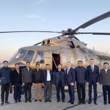 တပ်မတော်ကာကွယ်ရေးဦးစီးချုပ် ဗိုလ်ချုပ်မှူးကြီး မင်းအောင်လှိုင် Burya Tiya ပြည်နယ်ဝန်ကြီးချုပ်မှ တည်ခင်းဧည့်ခံသည့် အလုပ်သဘောညစာစားပွဲတက်ရောက်၊ အူလန်အူဒယ်မြို့မှ အီကုခ်မြို့သို့ လျှပ်စစ်မီးရထားဖြင့် လိုက်ပါစီးနင်းလေ့လာ
