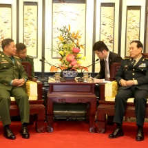 တပ်မတော်ကာကွယ်ရေးဦးစီးချုပ် ဗိုလ်ချုပ်မှူးကြီး မင်းအောင်လှိုင် တရုတ်ပြည်သူ့ သမ္မတနိုင်ငံ၊ ဗဟိုစစ်ကော်မရှင်အဖွဲ့ဝင်နှင့် ကာကွယ်ရေးဝန်ကြီးဖြစ်သူ Gen. Wei Fenghe နှင့်တွေ့ဆုံဆွေးနွေး