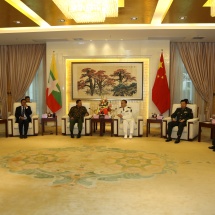 တပ်မတော်ကာကွယ်ရေးဦးစီးချုပ် ဗိုလ်ချုပ်မှူးကြီး မင်းအောင်လှိုင်ဦးဆောင်သည့် မြန်မာ့တပ်မတော် ချစ်ကြည်ရေးကိုယ်စားလှယ်အဖွဲ့ ကွမ်ကျိုးမြို့သို့ရောက်ရှိ၊ တောင်ပိုင်းစစ်နယ်ဝန်းကွပ်ကဲမှုဌာနချုပ် ဌာန ချုပ်မှူး Vice Admiral Yuan Yubai နှင့်တွေ့ဆုံ ဆွေးနွေး
