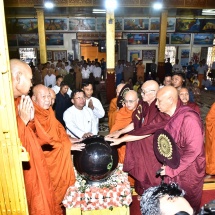 တပ်မတော်ကာကွယ်ရေးဦးစီးချုပ် ဗိုလ်ချုပ်မှူးကြီး မင်းအောင်လှိုင် အင်းလေးဖောင်တော်ဦးဗုဒ္ဓရုပ်ပွားတော်များကိန်းဝပ်စံပယ်ရာ ဂန္ဓကုဋီတိုက်၌ တပ်မတော် (ကြည်း၊ရေ၊လေ)မိသားစုဝင်များက လှူဒါန်းသည့် ဖန်စေတီတော် တပ်ဆင်လှူဒါန်းပူဇော်ခြင်း နှင့် ရေစက်ချ အလှူတော် မင်္ဂလာအခမ်းအနားသို့တက်ရောက်