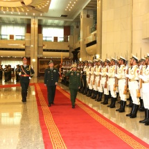 တပ်မတော်ကာကွယ်ရေးဦးစီးချုပ် ဗိုလ်ချုပ်မှူးကြီး မင်းအောင်လှိုင်အား တရုတ် ပြည်သူ့သမ္မတနိုင်ငံ၊ ဗဟိုစစ် ကော်မရှင်အဖွဲ့ဝင်နှင့် ပူးတွဲစစ်ဦးစီးဌာန စစ်ဦးစီးချုပ် Gen. Li Zuocheng ကဂုဏ်ပြုတပ်ဖွဲ့ဖြင့်ကြိုဆို၊ တွေ့ဆုံ ဆွေးနွေး 