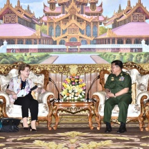 တပ်မတော်ကာကွယ်ရေးဦးစီးချုပ် ဗိုလ်ချုပ်မှူးကြီးမင်းအောင်လှိုင် လွတ်လပ်သော စုံစမ်းစစ်ဆေးရေးကော်မရှင် ဥက္ကဋ္ဌ ဦးဆောင်သော ကိုယ်စားလှယ်အဖွဲ့အား လက်ခံတွေ့ဆုံ၊ တပ်မတော်ကာကွယ်ရေးဦးစီးချုပ် ဗိုလ်ချုပ်မှူးကြီး မင်းအောင်လှိုင် ထံမှ ကမ္ဘာ့စာနယ်ဇင်း လွတ်လပ်ခွင့်နေ့ (World Press Freedom Day) အခမ်းအနားသို့ ပေးပို့သည့် သဝဏ်လွှာ(ရုပ်သံသတင်း)
