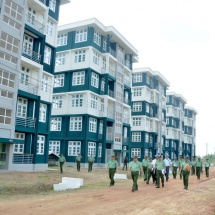 တပ်မတော်ကာကွယ်ရေးဦးစီးချုပ် ဗိုလ်ချုပ်မှူးကြီး မင်းအောင်လှိုင် ရန်ကုန်တိုင်းဒေသကြီး၊ ဒဂုံဆိပ်ကမ်းမြို့နယ်၊ မြန်မာ့သားကောင်းစစ်မှုထမ်းအိမ်ရာ(လေးထောင့်ကန်)အား ကြည့်ရှုစစ်ဆေး(ရုပ်သံသတင်း)