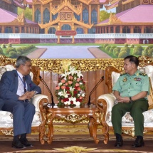 တပ်မတော်ကာကွယ်ရေးဦးစီးချုပ် ဗိုလ်ချုပ်မှူးကြီး မင်းအောင်လှိုင် မြန်မာနိုင်ငံဆိုင်ရာ အိန္ဒိယနိုင်ငံ သံအမတ်ကြီး H.E. Mr. Saurabh Kumar အား လက်ခံတွေ့ဆုံ 