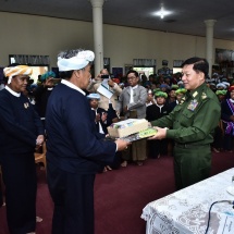 တပ်မတော်ကာကွယ်ရေးဦးစီးချုပ် ဗိုလ်ချုပ်မှူးကြီး မင်းအောင်လှိုင် ရှေးဟောင်းသမိုင်းဝင်မွေတော် ကက္ကူဘုရားသို့ သွားရောက်ဖူးမြော်ကြည်ညို၊ တိုင်းရင်းသား ဒေသခံပြည်သူများနှင့် ရင်းရင်းနှီနှီးတွေ့ဆုံ၍ ဒေသဖွံ့ဖြိုးရေးဆိုင်ရာများအား ဆွေးနွေး (ရုပ်သံသတင်း)
