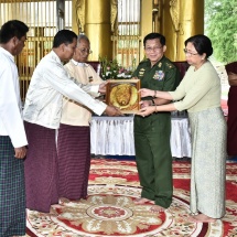 တပ်မတော်ကာကွယ်ရေးဦးစီးချုပ်ဗိုလ်ချုပ်မှူးကြီးမင်းအောင်လှိုင်ညောင်ဦးမြို့နယ်၊ ငါ့သရောက်မြို့နှင့် ပတ်ဝန်းကျင်ကျေးရွာများမှ ဒေသခံပြည်သူများနှင့်တွေ့ဆုံပြီးဒေသဖွံ့ဖြိုးရေးဆိုင်ရာများရင်းရင်းနှီးနှီးဆွေးနွေးကာ မကွေးတပ်နယ်ရှိအရာရှိ၊ စစ်သည် မိသားစုဝင်များအားတွေ့ဆုံအမှာစကားပြောကြား(ရုပ်သံသတင်း)