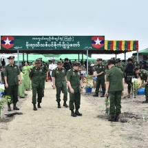 ကာကွယ်ရေးဦးစီးချုပ်ရုံး(ကြည်း) ၂၀၁၉ ခုနှစ်ပထမအကြိမ် မိုးရာသီသစ်ပင်စိုက်ပျိုးပွဲ ကျင်းပပြုလုပ်၊ တပ်မတော်အနေဖြင့်၂၀၁၁ ခုနှစ်မှ ၂၀၁၈ ခုနှစ်အထိ စက်မှုကုန်ကြမ်းပင်၊ နှစ်ရှည်ပင်၊ အရိပ်ရလေကာပင် များ ၁၁ သန်းကျော်စိုက်ပျိုးခဲ့ပြီး ရှင်သန်ဖြစ်ထွန်းမှု ၈ သန်းကျော်ရှိ၍ ၈၀ ရာခိုင်နှုန်း ဖြစ်ထွန်းအောင်မြင်၊ ဆက်လက်၍လည်းစိုက်ပျိုးသွားမည်(ရုပ်သံသတင်း)