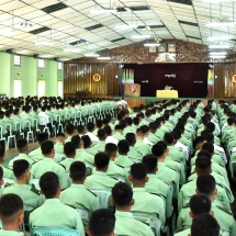 တပ်မတော်ကာကွယ်ရေးဦးစီးချုပ် ဗိုလ်ချုပ်မှူးကြီး မင်းအောင်လှိုင် ဗထူးတပ်နယ်ရှိ တပ်မတော်(ကြည်း)တိုက်ခိုက်ရေးကျောင်း(ဗထူး)နှင့် တပ်မတော်အရာခံနှင့်အကြပ်ကြီးသင်ကျောင်းရှိ နည်းပြအရာရှိများ၊ သင်တန်းသားအရာရှိ၊ စစ်သည်များအား သီခြားစီတွေ့ဆုံ(ရုပ်သံသတင်း)