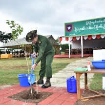 တပ်မတော်ကာကွယ်ရေးဦးစီးချုပ် ဗိုလ်ချုပ်မှူးကြီး မင်းအောင်လှိုင် ပြင်ဦးလွင်တပ်နယ် ၂၀၁၉ ခုနှစ်၊ ဒုတိယအကြိမ် မိုးရာသီသစ်ပင်စိုက်ပျိုးပွဲသို့တက်ရောက်၍ သစ်ပင်စိုက်ပျိုးပေး