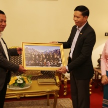 Senior General Min Aung Hlaing meets families of Myanmar Embassy and Myanmar Military Attaché Office and trainees in New Delhi