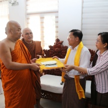 မြန်မာ့တပ်မတော်ချစ်ကြည်ရေးကိုယ်စားလှယ်အဖွဲ့ ဂယာမြို့ရှိ ဗုဒ္ဓ ဥယျာဉ်တော်အတွင်းလှည့်လည် ကြည်ညို၊ သံဃာတော်များအား ဝါဆိုသင်္ကန်း ဆက်ကပ်လှူဒါန်း၊ ရာဇဂြိုလ်သို့သွားရောက်လေ့လာ ကြည်ညို(ရုပ်သံသတင်း)