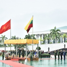 တပ်မတော်ကာကွယ်ရေးဦးစီးချုပ် ဗိုလ်ချုပ်မှူးကြီးမင်းအောင်လှိုင် ဗီယက်နမ်ပြည်သူ့တပ်မတော် စစ်ဦးစီးအရာရှိချုပ် Senior Lieutenant General Phan Van Giangအားဂုဏ်ပြုကြိုဆို(ရုပ်သံသတင်း)