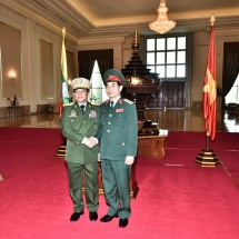 Senior General Min Aung Hlaing welcomes Chief of General Staff of Vietnam People’s Army Senior Lieutenant General Phan Van Giang, discusses friendly ties between two armed forces 