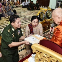 နိုင်ငံတော်သံဃမဟာနာယကအဖွဲ့ဥက္ကဋ္ဌ အဘိဓဇမဟာရဌဂုရု၊ အဘိဓဇအဂ္ဂမဟာသဒ္ဓမ္မဇောတိက၊ အဂ္ဂမဟာပဏ္ဍိတဗန်းမော်ဆရာတော်ဘုရားကြီး ဒေါက်တာဘဒ္ဒန္တကုမာရာဘိဝံသ၊ ဗန်းမော် ကျောင်းတိုက်နှင့် မစိုးရိမ်ကျောင်းတိုက်တို့ရှိ သံဃာတော်များအား ဆွမ်းဆန်တော်၊ဆီ၊ဆား၊ ပဲ၊ ဆေးနှင့် ဆွမ်းပဒေသာပင် အလှူငွေများ လှူဒါန်းပွဲကျင်းပ
