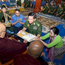 တပ်မတော်(ကြည်း၊ ရေ၊ လေ) မိသားစုများနှင့် စေတနာရှင် ပြည်သူများက ဆွမ်းဆန်တော် ဆီ၊ ဆား၊ ပဲ၊ ဆေး နှင့် ဆွမ်းပဒေသာပင်များ လှူဒါန်းပွဲကျင်းပ(ရုပ်သံသတင်း)