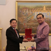 တပ်မတော်ကာကွယ်ရေးဦးစီးချုပ် ဗိုလ်ချုပ်မှူးကြီး မင်းအောင်လှိုင် ထိုင်းနိုင်ငံ ဝန်ကြီးချုပ်နှင့် ကာကွယ်ရေးဝန်ကြီးတို့အား တွေ့ဆုံခဲ့ပြီး သတ္တမအကြိမ်မြောက် ထိုင်း-မြန်မာ အဆင့်မြင့်အရာရှိကြီးများ အစည်းအဝေး (7th Thailand-Myanmar High Level Committee Meeting)တွင် အဖွင့်အမှာစကားပြောကြား(ရုပ်သံသတင်း)