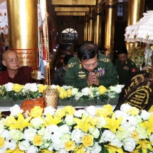 Senior General Min Aung Hlaing pays respects to remains of Maha Myatmuni Sayadaw