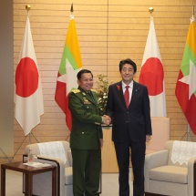 တပ်မတော်ကာကွယ်ရေးဦးစီးချုပ် ဗိုလ်ချုပ်မှူးကြီးမင်းအောင်လှိုင် ဂျပန်နိုင်ငံ ဝန်ကြီးချုပ် H.E. Mr. Shinzo ABE ၊ နိုင်ငံခြားရေးဝန်ကြီး Mr. Toshimitsu MOTEGI တို့နှင့် တွေ့ဆုံဆွေးနွေး