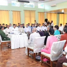 Senior General Min Aung Hlaing cordially meets town elders, civil servants in Kengtung