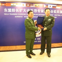 တပ်မတော်ကာကွယ်ရေးဦးစီးချုပ် ဗိုလ်ချုပ်မှူးကြီး မင်းအောင်လှိုင် တရုတ်နိုင်ငံတွင် ကျင်းပပြုလုပ်မည့် အကြမ်းဖက်မှုတန်ပြန်နှိမ်နင်းရေးလက်တွေ့လေ့ကျင့်ခန်း ADMM-Plus (VIP Program) တက်ရောက်ရန်ထွက်ခွာ၊ အကြမ်းဖက်မှုတန်ပြန်နှိမ်နင်းရေးလက်တွေ့လေ့ကျင့်ခန်း ADMM-Plus (VIP Program) သို့ တက်ရောက် (ရုပ်သံသတင်း)