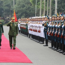 တပ်မတော်ကာကွယ်ရေးဦးစီးချုပ် ဗိုလ်ချုပ်မှူးကြီး မင်းအောင်လှိုင်အား ဗီယက်နမ် ပြည်သူ့ တပ်မတော်စစ်ဦးစီးအရာရှိချုပ်က ဂုဏ်ပြုတပ်ဖွဲ့ဖြင့်ကြိုဆို၊ တွေ့ဆုံဆွေးနွေး