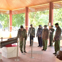 Senior General Min Aung Hlaing inspects dairy cow farm project in Htonbo and construction of ancient cannon museum in Mandalay royal city, views carving of large marble rock into Buddha image