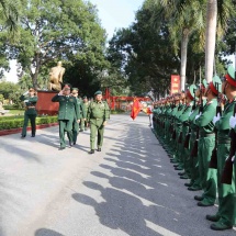 တပ်မတော်ကာကွယ်ရေးဦးစီးချုပ် ဗိုလ်ချုပ်မှူးကြီး မင်းအောင်လှိုင် ဦးဆောင်သော မြန်မာ့တပ်မတော်ကိုယ်စားလှယ်အဖွဲ့ ဗီယက်နမ်ဆိုရှယ်လစ်သမ္မတနိုင်ငံ၏ (၃၀)နှစ်မြောက် အမျိုးသားကာကွယ်ရေးနေ့နှင့် (၇၅)နှစ်မြောက် ဗီယက်နမ်ပြည်သူ့တပ်မတော် တည်ထောင်သည့်နေ့အခမ်းအနားများသို့ တက်ရောက်ရန်ထွက်ခွာ၊ ဗီယက်နမ်ဆိုရှယ်လစ်သမ္မတနိုင်ငံ၊ ဟနွိုင်းမြို့ရှိ အမှတ်(၁၀၂) ယန္တရားတင်ခြေလျင်တပ်ရင်းကြီး (102nd Mechanized Infantry Regiment)သို့ သွားရောက်လေ့လာ(ရုပ်သံသတင်း)