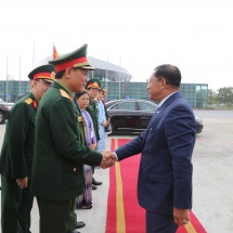 တပ်မတော်ကာကွယ်ရေးဦးစီးချုပ် ဗိုလ်ချုပ်မှူးကြီး မင်းအောင်လှိုင် ဦးဆောင်သော မြန်မာ့တပ်မတော် ကိုယ်စားလှယ်အဖွဲ့ ဗီယက်နမ်ဆိုရှယ်လစ်သမ္မတနိုင်ငံ၏ (၃၀)နှစ်မြောက် အမျိုးသားကာကွယ်ရေးနေ့နှင့် (၇၅)နှစ်မြောက် ဗီယက်နမ်ပြည်သူ့တပ်မတော် တည်ထောင်သည့်နေ့အခမ်းအနားများသို့ တက်ရောက်ရန် ထွက်ခွာ၊ ဗီယက်နမ်ဆိုရှယ်လစ်သမ္မတနိုင်ငံ၊ ဟနွိုင်းမြို့ရှိ အမှတ်(၁၀၂) ယန္တရားတင်ခြေလျင်တပ်ရင်းကြီး (102nd Mechanized Infantry Regiment)သို့ သွားရောက်လေ့လာ(ရုပ်သံသတင်း)