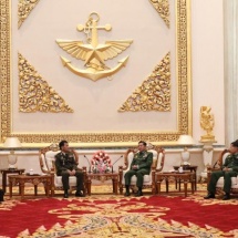 Senior General Min Aung Hlaing accords guard-of-honour welcome to Commander-in-Chief of Royal Cambodian Armed Forces General VONG PISEN