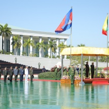 တပ်မတော်ကာကွယ်ရေးဦးစီးချုပ် ဗိုလ်ချုပ်မှူးကြီး မင်းအောင်လှိုင် ကမ္ဘောဒီးယား ဘုရင့်တပ်မတော် ကာကွယ်ရေးဦးစီးချုပ် General VONG PISEN အား ဂုဏ်ပြုတပ်ဖွဲ့ဖြင့် ကြိုဆို