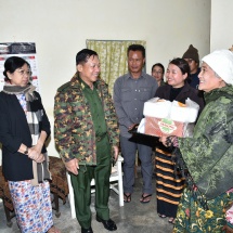 Senior General Min Aung Hlaing cordially meets family members of Maj-Gen Smith Dun, the first commander-in-chief of the Myanmar Tatmadaw