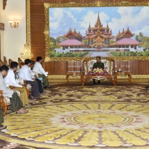 တပ်မတော်ကာကွယ်ရေးဦးစီးချုပ် ဗိုလ်ချုပ်မှူးကြီး မင်းအောင်လှိုင် ရန်ကုန်တိုင်းဒေသကြီး အစိုးရအဖွဲ့မှ ရခိုင် တိုင်းရင်းသားရေးရာဝန်ကြီး ဦးဆောင်သော စစ်တွေမြို့ရပ်မိရပ်ဖများအား လက်ခံတွေ့ဆုံ