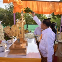 တပ်မတော်ကာကွယ်ရေးဦးစီးချုပ် ဗိုလ်ချုပ်မှူးကြီး မင်းအောင်လှိုင် ထီးလိုမင်းလိုဘုရားကြီး အထက်ဌာပနာတော်သွင်းလှူခြင်း၊ စိန်ဖူးတော်၊ ငှက်မြတ်နား တော်၊ ရွှေထီးတော်တင်လှူပူဇော်ပွဲနှင့် ဗုဒ္ဓါဘိသေက အနေကဇာတင် မဟာမင်္ဂလာ အခမ်းအနားသို့ တက်ရောက်ကြည်ညို