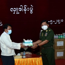 တပ်မတော်ကာကွယ်ရေးဦးစီးချုပ် ဗိုလ်ချုပ်မှူးကြီး မင်းအောင်လှိုင် ကျိုင်းတုံမြို့၊ တပ်မတော်ဆေးရုံ၌ COVID-19  ရောဂါရှာဖွေရေး RT-PCR  စက် တပ်ဆင်ထားရှိမှုအား ကြည့်ရှုစစ်ဆေး၊ ပြည်သူ့ဆေးရုံအတွက် ဆေးအထောက် အကူပစ္စည်းများပေးအပ်လှူဒါန်း(ရုပ်သံသတင်း)