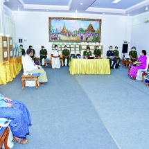 Senior General Min Aung Hlaing meets townspeople of Dawei, donates supplies for COVID-19 prevention, containment and treatment to local people, People’s Hospital