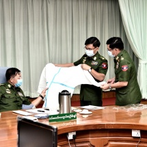 တပ်မတော်ကာကွယ်ရေးဦးစီးချုပ် ဗိုလ်ချုပ်မှူးကြီး မင်းအောင်လှိုင် ကမ္ဘာ့ကပ်ရောဂါ COVID-19 ကာကွယ်ရေး၊ ထိန်းချုပ်ရေး၊ ကုသရေး နှင့် အခြားလိုအပ်ချက်များ ဆောင်ရွက်ပေးနိုင်ရေး ဆဌမအကြိမ် ညှိနှိုင်းအစည်းအဝေး တက်ရောက် (ရုပ်သံသတင်း)