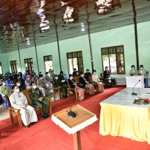 တပ်မတော်ကာကွယ်ရေးဦးစီးချုပ် ဗိုလ်ချုပ်မှူးကြီး မင်းအောင်လှိုင် ဓနုကိုယ်ပိုင်အုပ်ချုပ်ခွင့် ရဒေသ၊ ရွာငံမြို့နယ်မှ ဒေသခံတိုင်းရင်းသားများအားတွေ့ဆုံ၍ စာကြည့်တိုက်အတွက် စာအုပ် စာစောင်များနှင့် (Covid-19) ရောဂါ ကာကွယ်၊ ထိန်းချုပ်၊ ကုသရေး ပစ္စည်းများ ပေးအပ်လှူဒါန်း