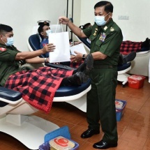Senior General Min Aung Hlaing encourages collective blood donation of officers, other ranks from Yangon Command area at National Blood Centre (Yangon), participates in blood donation together with senior military officers