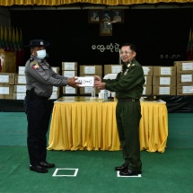 တပ်မတော်ကာကွယ်ရေးဦးစီးချုပ် ဗိုလ်ချုပ်မှူးကြီး မင်းအောင်လှိုင် တာချီလိတ်မြို့နယ်အတွင်း မူးယစ်ဆေးဝါးကို ထိရောက်စွာတားဆီးနှိမ်နင်းနိုင်ခဲ့သည့် လုံခြုံရေးတပ်ဖွဲ့ဝင်များအား ဂုဏ်ပြုချီးမြှင့်ငွေများ ပေးအပ်ချီးမြှင့်၊ (COVID-19) ရောဂါကာကွယ်ထိန်းချုပ်ကုသရေး အထောက်အကူပြုပစ္စည်းများ ပေးအပ်လှူဒါန်း