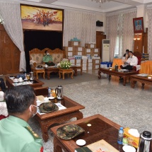 Senior General Min Aung Hlaing receives officials of NDAA (Mongla) group, presents COVID-19 control and prevention aids